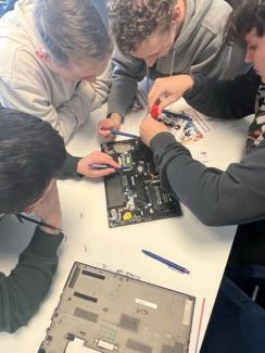 Die Schüler*innen des Wirtschaft-Leistungskurses (J1) montieren die Komponenten eines Laptop-PCs